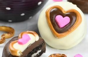 The Easiest (and Most Adorable) Valentine’s Gift: Chocolate Covered Oreos with a Pretzel Hug Valentine’s Chocolate Covered Oreos